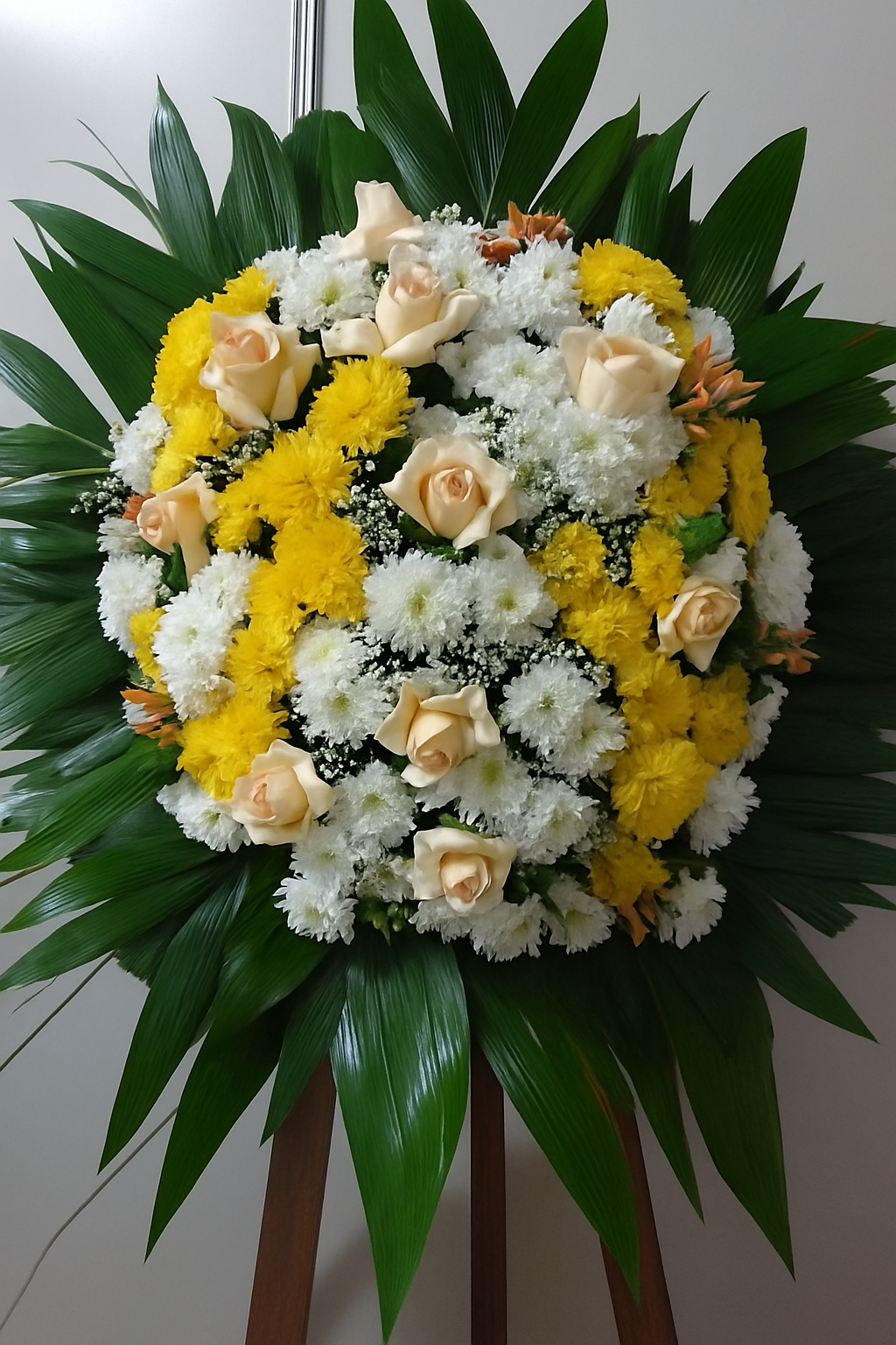Coroa de flores vermelhas e brancas