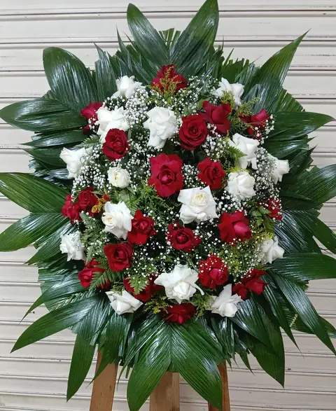 Coroa de flores vermelhas e brancas elegante