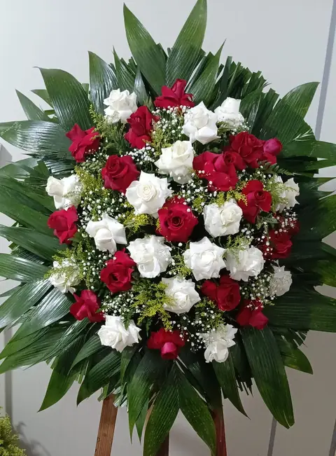 Coroa de flores vermelhas e brancas com detalhes